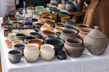 Krakow, Polonya - 11 Nisan 2023: Tarihi yeniden yapılanma festivalinde şövalye kampında ortaçağ seramik gemilerinin el yapımı taklitleri
