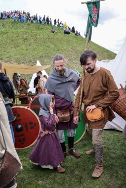 Krakow, Polonya - 11 Nisan 2023: Rekawka 'nın tanımlanamayan katılımcıları - Polonya geleneği, Paskalya' dan sonra Salı günü Krakow 'da kutlandı. Günümüzde festivalin tarihi yeniden yapılanma karakterine sahip.