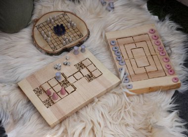 Cracow, Polonya - 11 Nisan 2023: Tarihi yeniden yapılanma festivalinde şövalye kampında antik masa oyunları