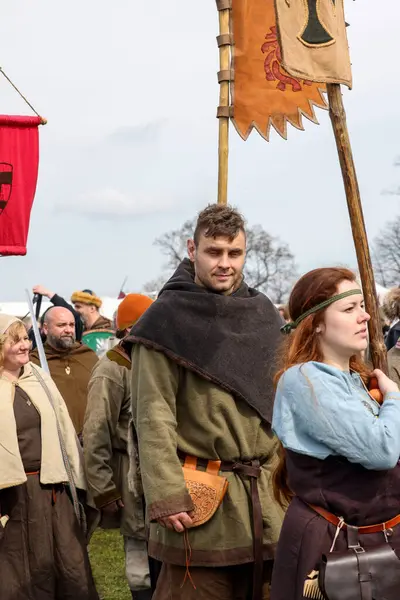 Krakow, Polonya - 11 Nisan 2023: Rekawka 'nın tanımlanamayan katılımcıları - Polonya geleneği, Paskalya' dan sonra Salı günü Krakow 'da kutlandı. Günümüzde festivalin tarihi yeniden yapılanma karakterine sahip.