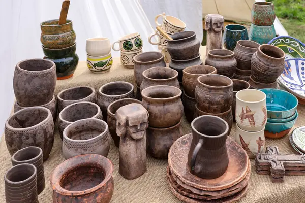 Krakow, Polonya - 11 Nisan 2023: Tarihi yeniden yapılanma festivalinde şövalye kampında ortaçağ seramik gemilerinin el yapımı taklitleri