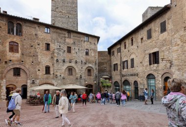 San Gimignano, İtalya - 17 Eylül 2022: Piazza della Cisterna, San Gimignano, Toskana, İtalya