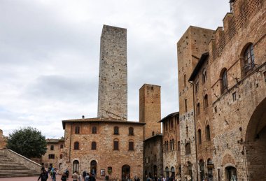 San Gimignano, İtalya - 17 Eylül 2022 San Gimignano Piazza Duomo. Toskana, İtalya