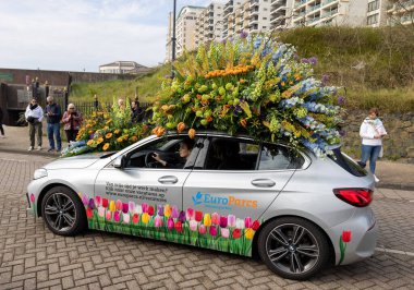 Noordwijk, Hollanda - 22 Nisan 2023: Bloemencorso Bollenstreek 'te Noordwijk' ten Hollanda 'daki Haarlem' e her yıl düzenlenen Bahar Çiçeği Geçidi 'nde muhteşem çiçekler kaplandı. 