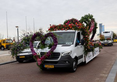 Noordwijk, Hollanda - 22 Nisan 2023: Bloemencorso Bollenstreek 'te Noordwijk' ten Hollanda 'daki Haarlem' e yıllık bahar çiçek geçit töreninde yer alan çiçeklerle süslenmiş arabalar. 