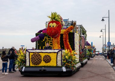 Noordwijk, Hollanda - 22 Nisan 2023: Bloemencorso Bollenstreek 'te Noordwijk' ten Hollanda 'daki Haarlem' e her yıl düzenlenen Bahar Çiçeği Geçidi 'nde muhteşem çiçekler kaplandı. 