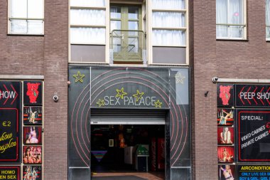 Amsterdam, Hollanda - 21 Nisan 2023: De Wallen 'da canlı seks şovları yapan striptiz kulübü, eğlence karakteri: genelevler, kafeler, barlar ve restoranlar