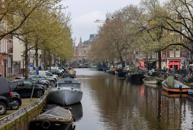Amsterdam, Hollanda - 21 Nisan 2023: Rijksmuseum bölgesindeki Amsterdam 'ın tipik kanal ve mimarisi