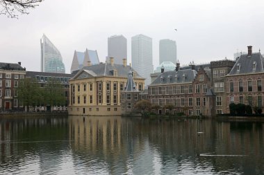Lahey, Hollanda - 17 Nisan 2023: Mauritshuis Müzesi binası ve Binnenhof - Hollanda Parlamentosu Hofvijver gölü, Lahey, Hollanda;