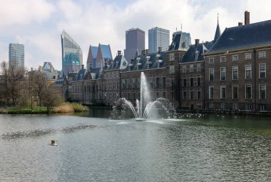 Binnenhof cephesi - Hollanda Parlamentosu Hofvijver gölü, Lahey, Hollanda;