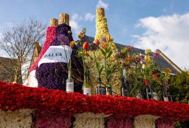 Noordwijkerhout, Hollanda - 21 Nisan 2023: Noordwijkerhout 'taki Çiçek Yürüyüşü Bollenstreek' in aydınlatılmasından önce lalelerden ve sümbüllerden oluşan içki barı