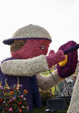 Noordwijkerhout, Hollanda - 21 Nisan 2023: Noordwijkerhout 'ta akşam aydınlanan Çiçek Geçidi Bollenstreek için çiçek şamandıraları hazırlandı