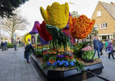 Noordwijkerhout, Hollanda - 21 Nisan 2023: Noordwijkerhout 'ta akşam aydınlanan Çiçek Geçidi Bollenstreek için çiçek şamandıraları hazırlandı