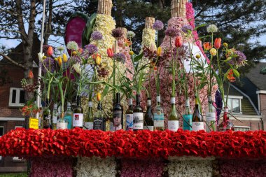 Noordwijkerhout, Hollanda - 21 Nisan 2023: Noordwijkerhout 'taki Çiçek Yürüyüşü Bollenstreek' in aydınlatılmasından önce lalelerden ve sümbüllerden oluşan içki barı