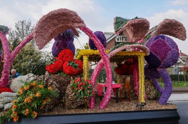 Noordwijkerhout, Hollanda - 21 Nisan 2023: Noordwijkerhout 'ta akşam aydınlanan Çiçek Geçidi Bollenstreek için çiçek şamandıraları hazırlandı