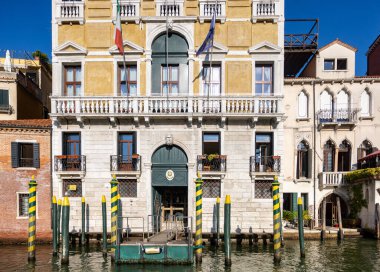 Venedik, İtalya - 5 Eylül 2022: Venedik 'teki Rialto Köprüsü yakınlarındaki Büyük Kanal' da bir tekne iskelesi