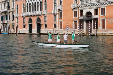 Venedik, İtalya - 6 Eylül 2022: Venedik, İtalya 'daki Büyük Kanal' da yerel kürek takımı eğitimi