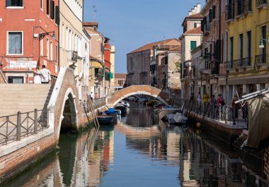Venedik, İtalya - 5 Eylül 2022: Venedik 'in Castelo bölgesindeki bir kanal üzerindeki romantik köprü