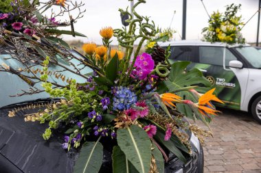 Noordwijk, Hollanda - 22 Nisan 2023: Bloemencorso Bollenstreek 'te Noordwijk' ten Hollanda 'daki Haarlem' e yıllık bahar çiçek geçit töreninde yer alan çiçeklerle süslenmiş arabalar. 