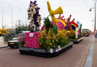 Noordwijk, Hollanda - 22 Nisan 2023: Bloemencorso Bollenstreek 'te Noordwijk' ten Hollanda 'daki Haarlem' e her yıl düzenlenen Bahar Çiçeği Geçidi 'nde muhteşem çiçekler kaplandı. 