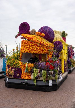Noordwijk, Hollanda - 22 Nisan 2023: Bloemencorso Bollenstreek 'te Noordwijk' ten Hollanda 'daki Haarlem' e her yıl düzenlenen Bahar Çiçeği Geçidi 'nde muhteşem çiçekler kaplandı. 