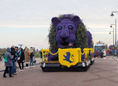 Noordwijk, Hollanda - 22 Nisan 2023: Bloemencorso Bollenstreek 'te Noordwijk' ten Hollanda 'daki Haarlem' e her yıl düzenlenen Bahar Çiçeği Geçidi 'nde muhteşem çiçekler kaplandı. 