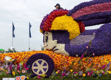 Noordwijk, Hollanda - 22 Nisan 2023: Bloemencorso Bollenstreek 'te Noordwijk' ten Hollanda 'daki Haarlem' e her yıl düzenlenen Bahar Çiçeği Geçidi 'nde muhteşem çiçekler kaplandı. 