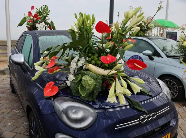 stock image Noordwijk, Netherlands - April 22, 2023: Cars decorated with flowers taking part in the Bloemencorso Bollenstreek the annual spring flower parade from Noordwijk to Haarlem in the Netherlands. 