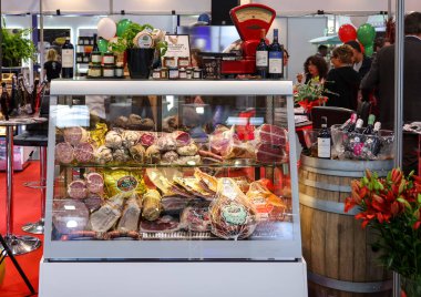 Cracow, Polonya - 3 Kasım 2021: Tipik İtalyan et ürünlerinin Enoexpo ve Gastro Gıda 'da sunumu - Yiyecek ve İçecek Karşılığında Ticaret Fuarı