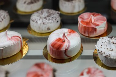 Altın tepside lezzetli süt pastası. 