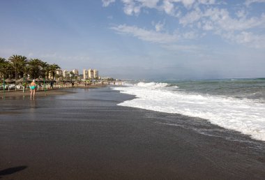 Torremolinos, İspanya - 14 Eylül 2023: Torremolinos, Malaga, Costa del Sol, İspanya 'daki Bajondillo kumsalında köpüklü deniz dalgaları