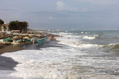 Torremolinos, İspanya - 14 Eylül 2023: Torremolinos, Malaga, Costa del Sol, İspanya 'daki Bajondillo kumsalında köpüklü deniz dalgaları