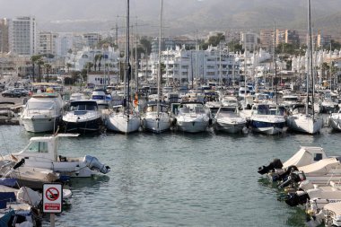Benalmadena, İspanya - 15 Eylül 2023: Benalmadena, Costa del Sol Malaga, İspanya 'daki Puerto Marina' da demirlemiş tekne ve yatlar. Bu marinanın 1100 kişilik yatları var.