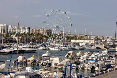 Benalmadena, İspanya - 15 Eylül 2023: Benalmadena, Costa del Sol Malaga, İspanya 'daki Puerto Marina' da demirlemiş tekne ve yatlar. Bu marinanın 1100 kişilik yatları var.