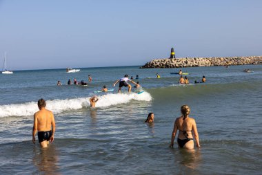 Torremolinos, İspanya - 15 Eylül 2023: Torremolinos, Malaga, Costa del Sol, İspanya 'daki La Carihuela plajında dinlenen insanlar