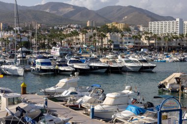 Benalmadena, İspanya - 15 Eylül 2023: Benalmadena, Costa del Sol Malaga, İspanya 'daki Puerto Marina' da demirlemiş tekne ve yatlar. Bu marinanın 1100 kişilik yatları var.