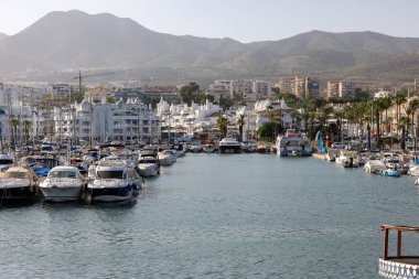 Benalmadena, İspanya - 15 Eylül 2023: Benalmadena, Costa del Sol Malaga, İspanya 'daki Puerto Marina' da demirlemiş tekne ve yatlar. Bu marinanın 1100 kişilik yatları var.