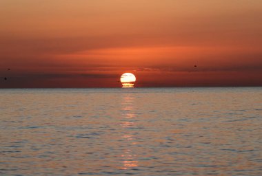 Akdeniz 'in üzerinde gün doğumu Torremolinos sahilinden görülüyor. Costa del Sol, İspanya