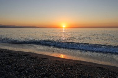Akdeniz 'in üzerinde gün doğumu Torremolinos sahilinden görülüyor. Costa del Sol, İspanya