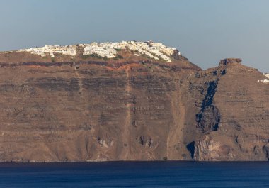 Santorini Adası, Kiklad, Yunanistan 'daki görkemli volkan kayalıklarında Imerovigli' de beyazlatılmış evler 