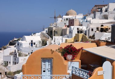 Oia, Santorini, Yunanistan - 3 Temmuz 2021: Kaldera uçurumunun kenarındaki evler, Oia köyü, Santorini, Yunanistan