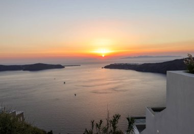 Imerovigli 'den görüldüğü gibi Santorini' nin üzerinde gün batımı. Cyclades, Yunanistan