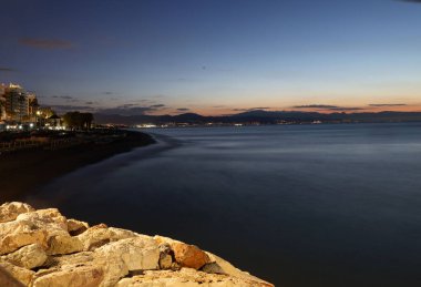 Güneş doğmadan hemen önce Torremolinos 'tan Malaga' ya doğru görüntü. Costa del Sol, İspanya.