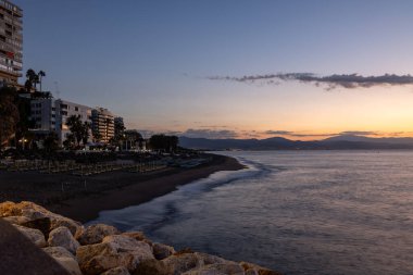 Torremolinos 'taki Bajondillo sahili, güneş doğmadan hemen önce. Costa del Sol, İspanya