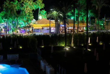 Torremolinos, İspanya - 13 Eylül 2023: Torremolinos 'taki Bajondillo plajı boyunca aydınlatılmış gezinti güvertesi. Costa del Sol, İspanya