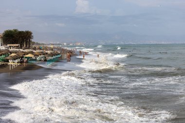 Torremolinos, İspanya - 14 Eylül 2023: Torremolinos, Malaga, Costa del Sol, İspanya 'daki Bajondillo kumsalında köpüklü deniz dalgaları