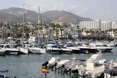 Benalmadena, İspanya - 15 Eylül 2023: Benalmadena, Costa del Sol Malaga, İspanya 'daki Puerto Marina' da demirlemiş tekne ve yatlar. Bu marinanın 1100 kişilik yatları var.