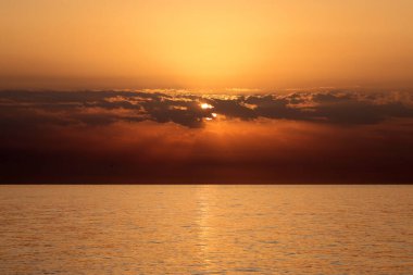 Akdeniz 'in üzerinde gün doğumu Torremolinos sahilinden görülüyor. Costa del Sol, İspanya