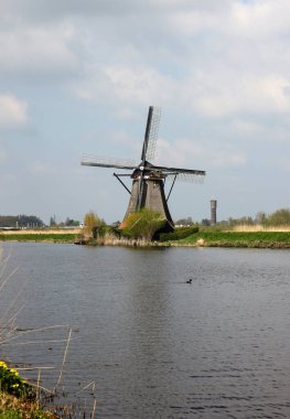 Hollanda 'daki Kinderdijk' teki 19 rüzgar değirmeninden biri. 1740 yılında inşa edilen, Hollanda 'daki en büyük yel değirmeni yoğunluğu, UNESCO' nun dünya mirası alanı.. 