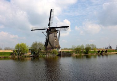Hollanda 'daki Kinderdijk' teki 19 rüzgar değirmeninden biri. 1740 yılında inşa edilen, Hollanda 'daki en büyük yel değirmeni yoğunluğu, UNESCO' nun dünya mirası alanı.. 